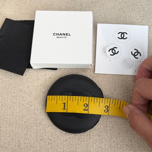 Authentic Chanel Beauté Compact Mirror - Picture 6 of 6